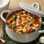 Yabani Sarımsak Pestolu Toskana Pastırmalı ve Fasulye Çorbası Tarifi