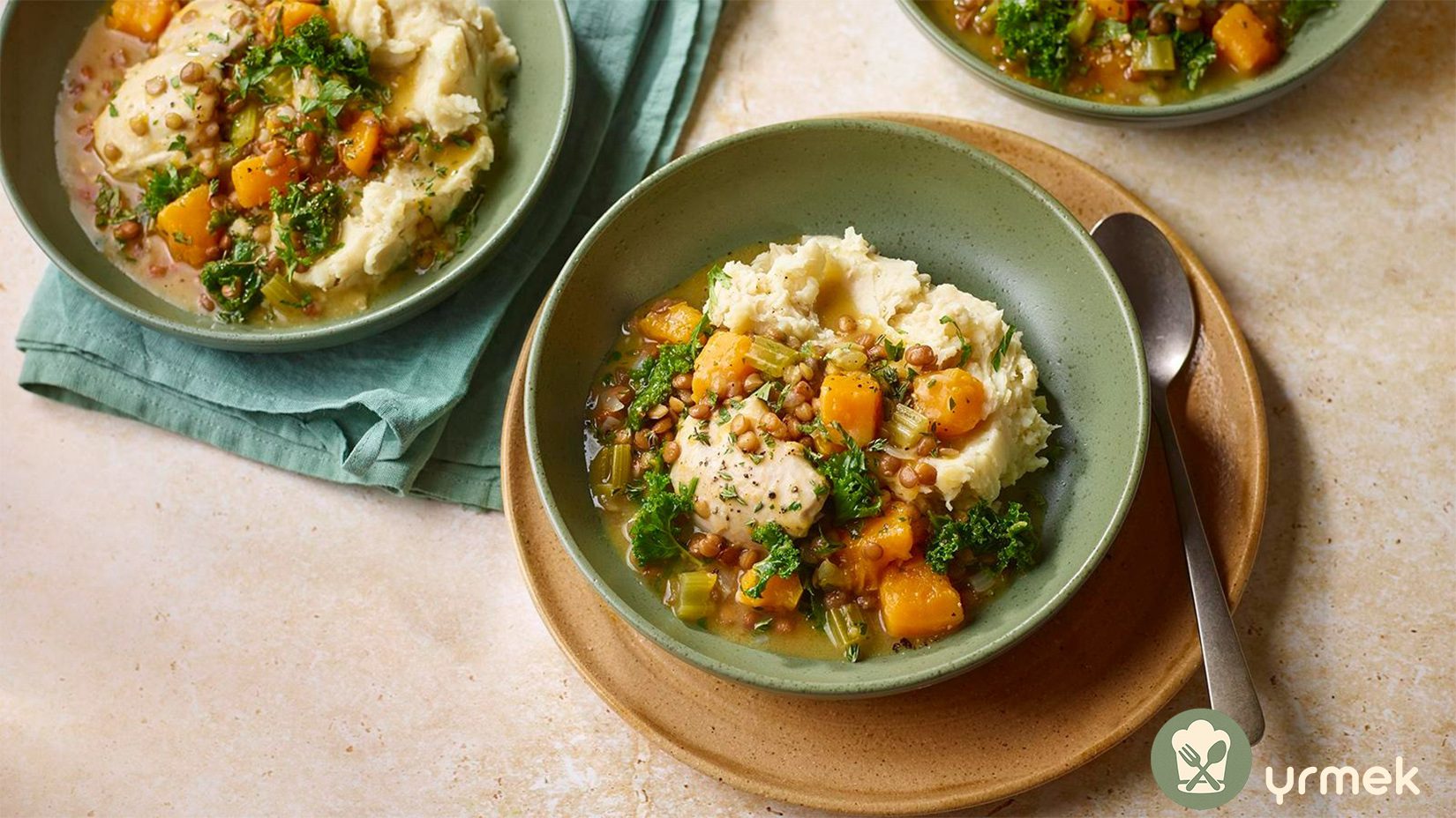 Tereyağlı Fasulye Püresiyle Tavuk ve Lahana Yemeği Tarifi