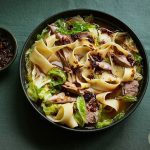 Aromatik Et Suyunda Kuzu İncikli Yassı Makarna Tarifi